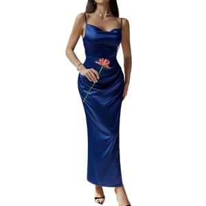 Robe longue élégante en satin bleu marine avec fines bretelles et détails plissés