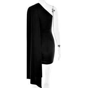Detail eines schwarzen One-Shoulder-Minikleides mit fließendem Ärmel im Cape-Stil