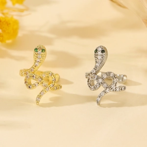 Dettaglio dei clip per orecchie a serpente in oro e argento con cristalli scintillanti