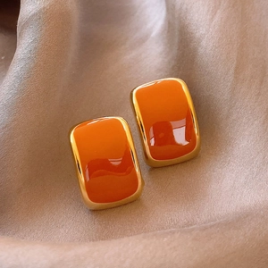 Pendientes rectangulares de esmalte naranja vibrante con borde dorado