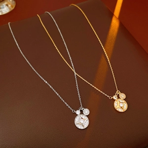 Détail de colliers en argent et or avec zircons et pendentifs étoile sur cuir