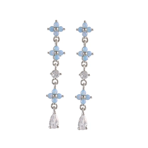 Detail of clover earrings with blue stones and teardrop pendants on a silver base
