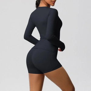 Détail d'un ensemble de yoga noir en nylon brossé avec un short et un haut à manches longues