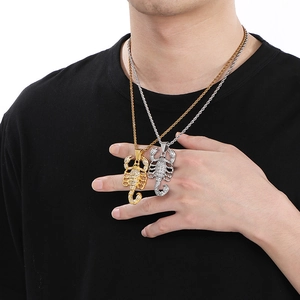 Gros plan de colliers pendentifs scorpion en or et argent avec strass sur un mannequin