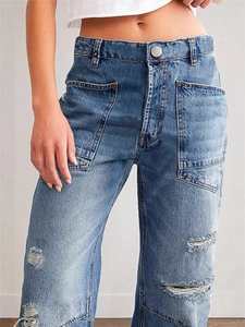 Jean vintage bleu pour femme coupe droite usée avec grandes poches et design ample décontracté
