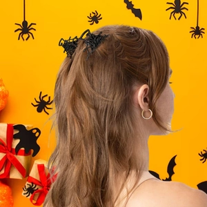 Détail d'une pince à cheveux toile d'araignée noire pour Halloween avec décorations