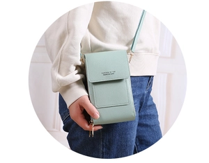 Détail du sac à bandoulière en cuir PU vert menthe avec imprimé Forever Better