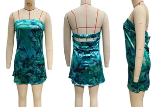 Vues détaillées de la mini-robe en satin fleuri avec bustier et dos élastique ajusté