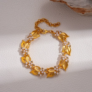 Dettaglio della collana regolabile a foglia d'oro con perle bianche e zirconi brillanti