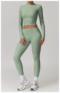 Détail de l'ensemble de yoga vert menthe avec legging taille haute et haut court à manches