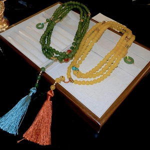 Détails de colliers de perles de style chinois avec glands en soie et pendentifs ronds en jade