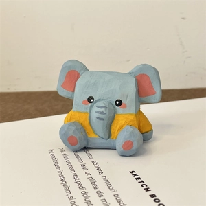 Vue détaillée d'une figurine éléphant bleu sculptée à la main avec texture artisanale unique