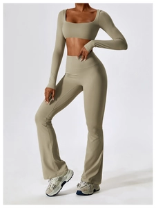 Détail du haut de yoga kaki à manches longues et du pantalon évasé taille haute