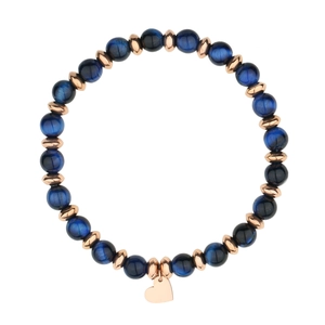 Dettaglio di perline in occhio di tigre blu scuro e ciondolo a cuore oro rosa su bracciale