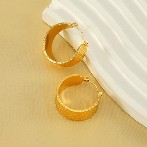 Boucles d'oreilles créoles dorées en acier inoxydable avec texture martelée unique