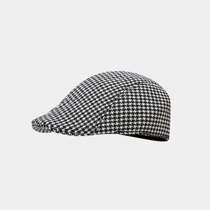 Vista dettagliata della trama intrecciata pied de poule su questo berretto stile vintage