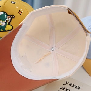 Vue détaillée de l'intérieur de la casquette astronaute enfant avec coutures renforcées