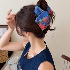 Pince à cheveux nœud tie-dye artistique avec texture peinture à l'huile sur modèle