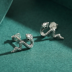 Minimalistische S925 Sterling Silber Schlangen Ohrstecker mit feiner Schuppenstruktur