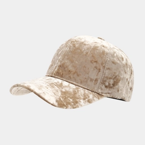 Vue détaillée de la texture du velours froissé sur une casquette de baseball champagne