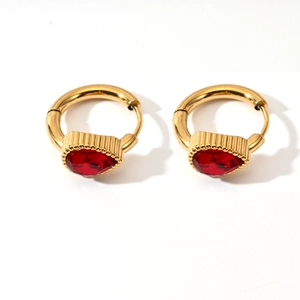 Élégantes boucles d'oreilles cœur en acier doré avec cristaux rouges en poire