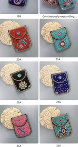 Détails de sacs bohèmes faits main avec des motifs floraux et des perles colorées