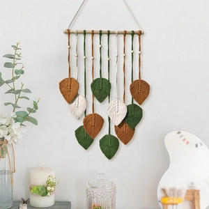 Décoration murale bohème faite main en macramé avec feuilles colorées et perles en bois