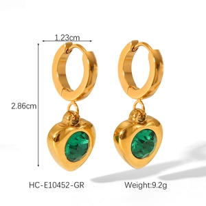 Detail view of 18K gold heart earrings with green zircon showing dimensions and weight