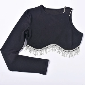 Détail du crop top noir côtelé avec franges en strass argentés et épaule asymétrique