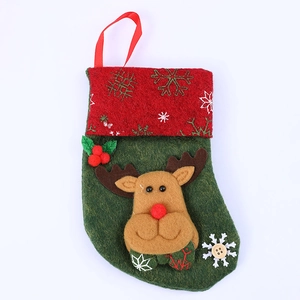 Rustikaler Weihnachtsstrumpf aus grünem Filz mit Rentier-Motiv und roter Schneeflocken-Manschette