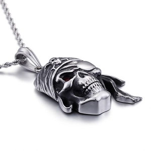 Pendentif crâne de pirate rétro argenté avec œil en pierre rouge sur chaîne torsadée