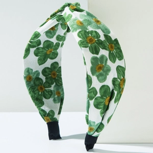 Gros plan du bandeau floral avec détail de nœud torsadé et texture de tissu doux