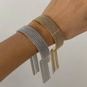Bracelet jonc ouvert en acier inoxydable plaqué or 18K avec pampilles et perles fines