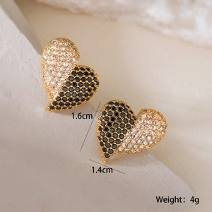 Vue détaillée des boucles d'oreilles cœur avec zircons or et noir, taille 1.6x1.4cm