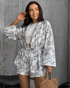 Détail d'un ensemble détente gris imprimé palmier avec haut croisé et taille nouée