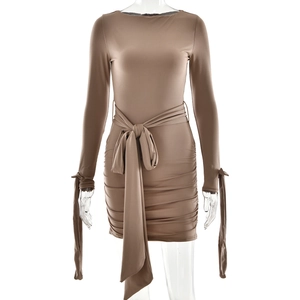 Détail de robe marron à manches longues avec ceinture à nouer et texture plissée chic