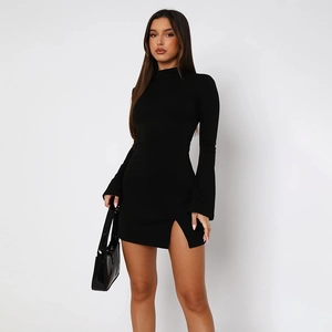 Robe courte noire ajustée à manches longues avec col montant et fente latérale
