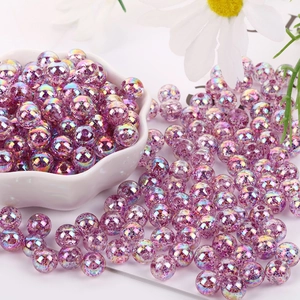 Dettaglio di perline tonde in acrilico viola 8mm con glitter per creazione gioielli DIY