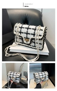 Dettaglio della trama in tweed bianco e chiusura in metallo dorato sulla borsa a catena