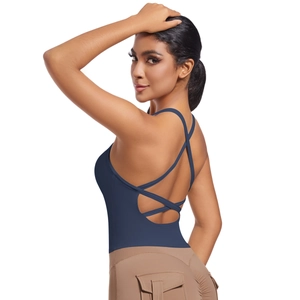 Détail des bretelles croisées du soutien-gorge de yoga sans couture en tissu bleu sport