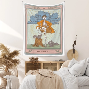 Détail d'une tapisserie indie avec squelette et décor naturel aux tons rose et bleu