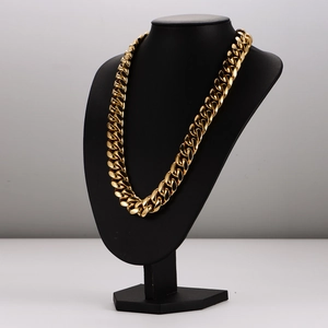 Collana a catena cubana in acciaio inossidabile dorato su espositore professionale