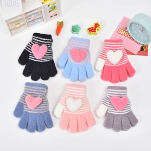 Vue à plat de six paires de gants tricotés pour enfants avec rayures et motifs de cœur
