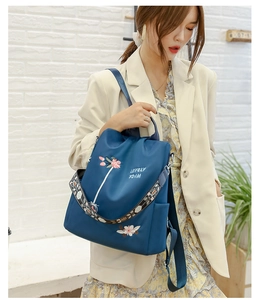 Dunkelblauer wasserfester Rucksack mit Blumenstickerei und Ethno-Print-Schultergurt