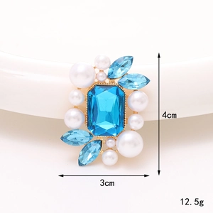 Detailansicht von 4cm quadratischem blauem Edelstein-Accessoire mit Perlen