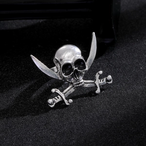 Macro-opname van piratenschedel en gekruiste zwaarden op een gothische metalen ring