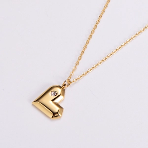 Collier en acier titane doré avec pendentif cœur orné d'une pierre en zircone cubique