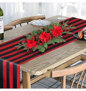Weihnachtliche Tischdeko mit roten Beeren, Blumen und gestreiftem Tischläufer Set