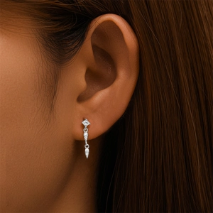 Détail du piercing en argent s925 avec cristaux en forme de goutte sur l'oreille