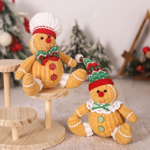 Charmante peperkoekman pluche poppen met koksmutsen voor feestelijke kerstversiering